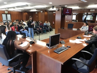 Una alumna participando en la representación de un juicio